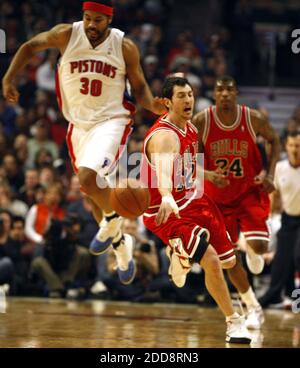 KEIN FILM, KEIN VIDEO, KEIN TV, KEIN DOKUMENTARFILM - Kirk Hinrich, rechts, wird von Rasheed Wallace der Detroit Pistons, links, während der Spielaktion am 10. Februar 2009 im United Center in Chicago, IL, USA, angestachelt. Foto von Scott Strazzante/Chicago Tribune/MCT/Cameleon/ABACAPRESS.COM Stockfoto