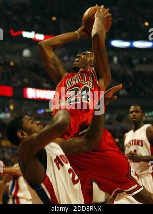 KEIN FILM, KEIN VIDEO, KEIN TV, KEIN DOKUMENTARFILM - Tyrus Thomas (24) der Chicago Bulls kollidiert am 10. Februar 2009 im United Center in Chicago, IL, USA, mit dem Detroit Pistons-Verteidiger Amir Johnson. Foto von Scott Strazzante/Chicago Tribune/MCT/Cameleon/ABACAPRESS.COM Stockfoto