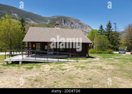Blick auf Franconia Notch vom Lafayette Place im Franconia Notch State Park in Lincoln, New Hampshire während der Frühlingsmonate. Stockfoto
