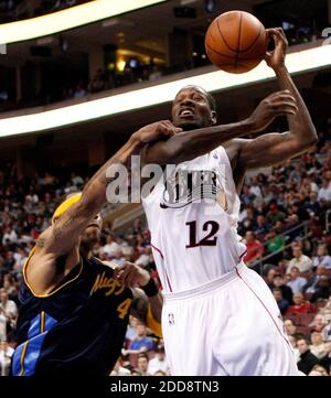 KEIN FILM, KEIN VIDEO, KEIN TV, KEIN DOKUMENTARFILM - The Denver Nuggets' Kenyon Martin, Left, hindert den Philadelphia 76ers' Royal Ivey daran, in der zweiten Hälfte des Wachovia Centers in Philadelphia, PN, USA, am 18. Februar 2009 ein leichtes Zwischenstopp zu bekommen. Die Nuggets besiegten die Sixers, 101-89. Foto von Ron Cortes/Philadelphia Inquirer/MCT/ABACAPRESS.COM Stockfoto