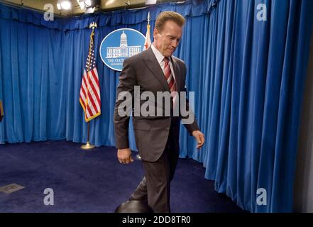 KEIN FILM, KEIN VIDEO, KEIN FERNSEHEN, KEIN DOKUMENTARFILM - CALIFORNIA GOV. Arnold Schwarzenegger verlässt am Mittwoch, den 18. Februar 2009, eine Pressekonferenz über die kalifornische Budgetkrise in Sacramento, CA, USA. Foto von Brian Baer/Sacramento Bee/MCT/ABACAPRESS.COM Stockfoto