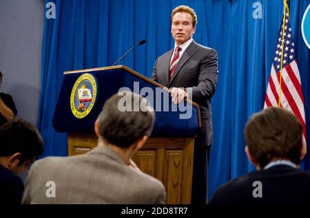 KEIN FILM, KEIN VIDEO, KEIN FERNSEHEN, KEIN DOKUMENTARFILM - CALIFORNIA GOV. Arnold Schwarzenegger hält am Mittwoch, den 18. Februar 2009, eine Pressekonferenz in Sacramento, CA, USA, um die kalifornische Budgetkrise zu diskutieren. Foto von Brian Baer/Sacramento Bee/MCT/ABACAPRESS.COM Stockfoto