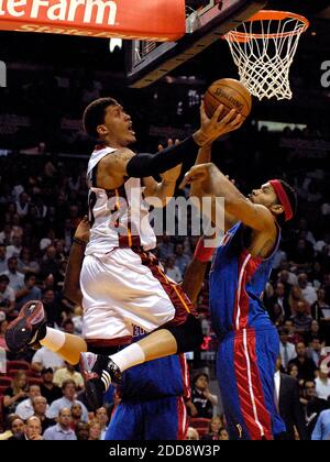 KEIN FILM, KEIN VIDEO, KEIN TV, KEIN DOKUMENTARFILM - Miami Heat Forward Michael Beasley, links, schießt, wie Detroit den Vorwärts schießt Rasheed Wallace (30) verteidigt während der zweiten Hälfte in der American Airlines Arena in Miami, FL, USA am 24. Februar 2009. Die Hitze besiegte die Kolben, 103-91. Foto von Gaston De Cardenas/El Nuevo Herald/MCT/Cameleon/ABACAPRESS.COM Stockfoto