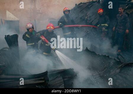 Dhaka, Bangladesch. November 2020. Die Feuerwehr von Bangladesch versucht, das Feuer zu entfachen, nachdem in einem Slum in Mohammadpur in Dhaka Flammen ausgebrochen sind. Quelle: Suvra Kanti das/ZUMA Wire/Alamy Live News Stockfoto