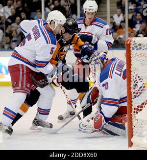 KEIN FILM, KEIN VIDEO, KEIN TV, KEIN DOKUMENTARFILM - New York Rangers Rechtsflügel Colton Orr (28) versucht, den Puck an New York Rangers Torwart Henrik Lundqvist mit Hilfe von Dan Giradi und Marc Staal während der ersten Periode Aktion im Nassau Coliseum in Uniondale, New York City, NY, zu zwingen, USA am 5. März 2009. Die Rangers gewannen 4:2. Foto von J. Conrad Williams Jr./Newsday/MCT/Cameleon/ABACAPRESS.COM Stockfoto