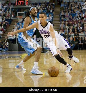 KEIN FILM, KEIN VIDEO, KEIN TV, KEIN DOKUMENTARFILM - Sacramento Kings Guard Kevin Martin Blows von Denver Nuggets Renaldo Balkman in der ersten Hälfte in der Arco Arena in Sacramento, CA, USA am 8. März 2009. Sacramento Kings gewann 114-106. Foto von Randy Pench/Sacramento Bee/MCT/Cameleon/ABACAPRESS.COM Stockfoto