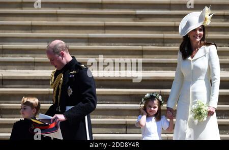 Epa06749753 der britische Prinz William (2-L), Herzog von Cambridge und Catherine (R) Herzogin von Cambridge mit ihren Kindern Prinz George (L) und Prinzessin Charlotte (2-R) verlassen St. George's Chapel in Windsor Castle nach der königlichen Hochzeitszeremonie von Prinz Harry, Herzog von Sussex und Meghan, Herzogin von Sussex in Windsor, Großbritannien, 19 Mai 2018. Dem Paar wurden vom britischen Monarchen die königlichen Titel des Herzogs und der Herzogin von Sussex verliehen. Foto von Neil Hall / ABACAPRESS.COM Stockfoto