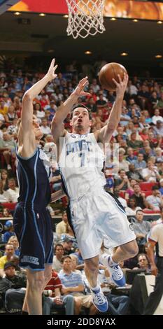 KEIN FILM, KEIN VIDEO, KEIN TV, KEINE DOKUMENTATION - ORLANDO MAGIC GUARD J.J. Redick fährt vor Utah Jazz Forward Andrei Kirilenko während eines NBA-Basketballspiels in der Amway Arena in Orlando, FL, USA am 15. März 2009. Orlando Magic gewann 105-87. Foto von Stephen M. Dowell/Orlando Sentinel/MCT/ABACAPRESS.COM Stockfoto