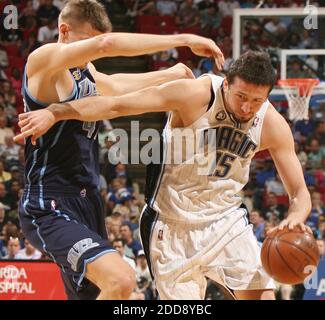KEIN FILM, KEIN VIDEO, KEIN Fernsehen, KEINE DOKUMENTATION - Orlando Magic Forward Hdo Turkoglu (15) wird von Utah Jazz Forward Andrei Kirilenko während eines NBA-Basketballspiels in der Amway Arena in Orlando, FL, USA am 15. März 2009, gefoult. Orlando Magic gewann 105-87. Foto von Stephen M. Dowell/Orlando Sentinel/MCT/ABACAPRESS.COM Stockfoto