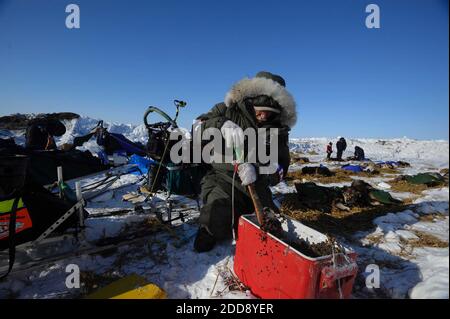 KEIN FILM, KEIN VIDEO, KEIN Fernsehen, KEIN DOKUMENTARFILM - Jeff King mischt Feed am Checkpoint Shaktoolik in Alaska während des Iditarod am 16. März 2009. Foto von Marc Lester/Anchorage Daily News/MCT/Cameleon/ABACAPRESS.COM Stockfoto