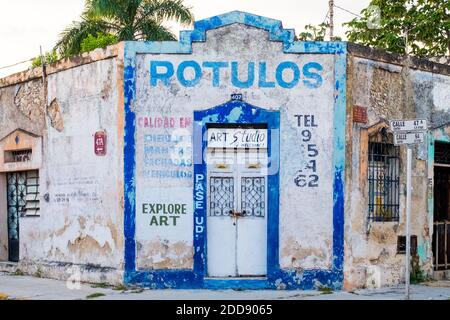 Verfallener Bau im alten Stadtzentrum von Merida Stockfoto