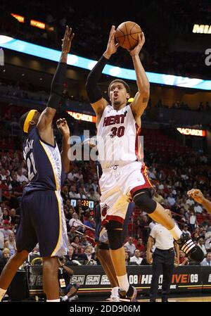 KEIN FILM, KEIN VIDEO, KEIN Fernsehen, KEIN DOKUMENTARFILM - Michael Beasley (30) von Miami Heat geht im ersten Quartal in der American Airlines Arena in Miami, FL, USA, gegen Memphis Grizzlies-Verteidiger Hakim Warrick in den Korb am 23. März 2009. Foto von Hector Gabino/El Nuevo Herald/MCT/Cameleon/ABACAPRESS.COM Stockfoto