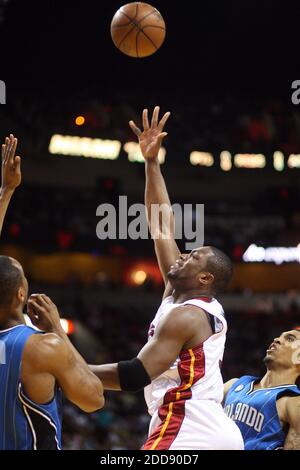 KEIN FILM, KEIN VIDEO, KEIN Fernsehen, KEINE DOKUMENTATION - Miami Heats' Dwyane Wade schießt für zwei Punkte gegen den Orlando Magic während eines NBA-Basketballspiels in der American Airlines Arena in Miami, FL, USA am 30. März 2009. Foto von Joe Rimkus Jr./Miami Herald/MCT/Cameleon/ABACAPRESS.COM Stockfoto