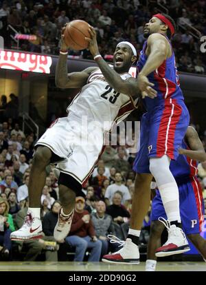 KEIN FILM, KEIN VIDEO, KEIN Fernsehen, KEIN DOKUMENTARFILM - LeBron James (23) von Cleveland Cavaliers wird am 31. März 2009 in der Quicken Loans Arena in Cleveland, OH, USA, von Detroit Pistons-Verteidiger Rasheed Wallace in der zweiten Halbzeit angestachelt. Die Cavaliers besiegten die Kolben, 79-73. Foto: Phil Masturzo/Akron Beacon Journal/MCT/ABACAPRESS.COM Stockfoto