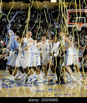 KEIN FILM, KEIN VIDEO, KEIN TV, KEINE DOKUMENTATION - Tyler Hansbrough (Mitte) von North Carolina und seine Teamkollegen feiern am 6. April 2009 im Ford Field in Detroit, MI, USA, ihren 89-72-Sieg über Michigan State in der NCAA Männer Basketball Championship. UNC besiegte Michigan State, 89-72. Foto von Eric Mencher/Philadelphia Inquirer/MCT/Cameleon/ABACAPRESS.COM Stockfoto