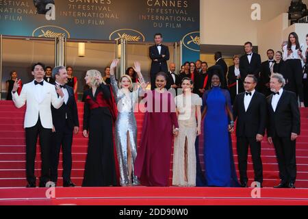 Australische Schauspielerin und Präsidentin der Jury Cate Blanchett, kanadischer Regisseur und Mitglied der Spielfilmjury Denis Villeneuve, taiwanesischer Schauspieler und Mitglied der Spielfilmjury Chang Chen, US-Regisseur und Drehbuchautor und Mitglied der Spielfilmjury Ava DuVernay, Französische Schauspielerin und Mitglied der Spielfilmjury Lea Seydoux, US-Schauspielerin und Mitglied der Spielfilmjury Kristen Stewart, burundische Sängerin und Mitglied der Spielfilmjury Khadja Nin, Der russische Regisseur und Mitglied der Spielfilmjury Andrey Zvyagintsev und der französische Regisseur und Mitglied der Spielfilmjury Rob Stockfoto