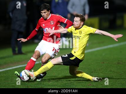 Charlton Athletic's Albie Morgan (links) und Burton Albion's Stephen Quinn kämpfen während des Sky Bet League One Spiels im Pirelli Stadium, Burton, um den Ball. Stockfoto