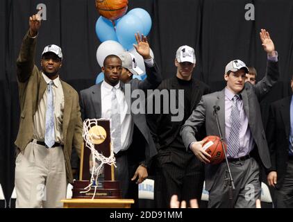 KEIN FILM, KEIN VIDEO, KEIN TV, KEIN DOKUMENTARFILM - (von links) North Carolinas Mike Copeland, Marcus Ginyard, Tyler Hansbrough und Bobby Frason winken Auf Wiedersehen nach einer Feier ihrer nationalen Meisterschaft im Dean E. Smith Center in Chapel Hill, NC, USA am 7. April 2009. Foto von Shawn Rocco/Raleigh News & Observer/MCT/ABACAPRESS.COM Stockfoto