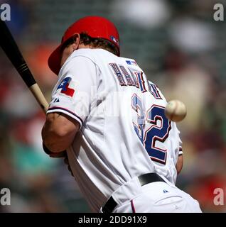 KEIN FILM, KEIN VIDEO, KEIN Fernsehen, KEINE DOKUMENTATION - Texas Rangers Josh Hamilton wird in den Rücken von einem Spielfeld in der vierten Inning während der Rangers MLB Baseball-Spiel gegen die Cleveland Indians in Arlington, TX, USA am 9. April 2009 getroffen. Die Rangers besiegten die Indianer 12-8. Foto von Ron Jenkins/Fort Worth Star-Telegram/MCT/Cameleon/ABACAPRESS.COM Stockfoto