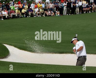 KEIN FILM, KEIN VIDEO, KEIN TV, KEIN DOKUMENTARFILM - Kenny Perry rast am 10. April 2009 im Augusta National Golf Club in Augusta, GA, USA, aus dem Greenside Bunker auf dem zweiten Loch in der zweiten Runde des Masters Tournament. Foto von Gerry Melendez/The State/MCT/ABACAPRESS.COM Stockfoto