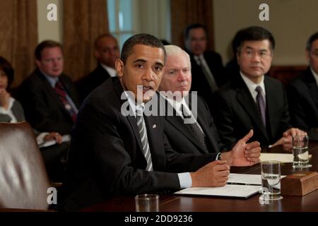 KEIN FILM, KEIN VIDEO, KEIN Fernsehen, KEIN DOKUMENTARFILM - US-Präsident Barack Obama, mit Verteidigungsminister Robert Gates (C) und Handelsminister Gary Locke (R), hält seine erste Kabinettssitzung, im Weißen Haus in Washington, D.C., USA am Montag, 20. April 2009. Foto von Nancy Stone/Chicago Tribune/MCT/ABACAPRESS.COM Stockfoto