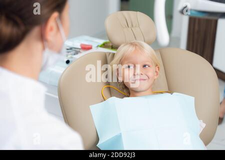 Ein Bild von einem kleinen weiblichen Kind, das seine Zähne von einem Arzt überprüft hat. Stockfoto