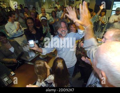KEIN FILM, KEIN VIDEO, KEIN Fernsehen, KEIN DOKUMENTARFILM - der Miami Herald Fotograf Patrick Farrell feiert am Montag, den 20. April 2009, den Pulitzer 2009 für Breaking News Photography im Daily Newsroom in Miami, Florida, USA. Foto von C.M. Guerrero/El Nuevo Herald/MCT/ABACAPRESS.COM Stockfoto