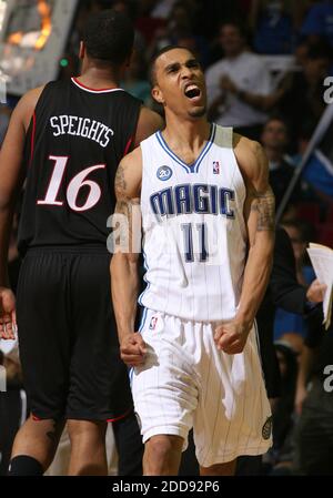 KEIN FILM, KEIN VIDEO, KEIN Fernsehen, KEINE DOKUMENTATION - Orlando Magic Guard Courtney Lee (11) wird während der ersten Hälfte gegen die Philadelphia 76ers in Spiel 2 der ersten Runde der NBA-Playoffs in der Amway Arena in Orlando, FL, USA am 22. April 2009 angefeuert. Die Magie besiegte die Sixers, 96-87. Foto von Gary W. Green/Orlando Sentinel/MCT/Cameleon/ABACAPRESS.COM Stockfoto