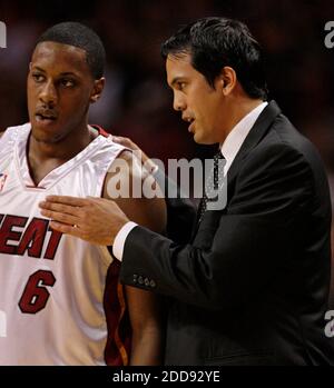 KEIN FILM, KEIN VIDEO, KEIN TV, KEIN DOKUMENTARFILM - Miami Heat Trainer Erik Spoelstra spricht mit Mario Chalmers während eines NBA-Spiels gegen die Atlanta Hawks in Spiel 4 der Eastern Conference Playoffs in der AmericanAirlines Arena in Miami, FL, USA am 27. April 2009. Atlanta Hawks gewann 81-71. Foto von Al Diaz/Miami Heat/MCT/Cameleon/ABACAPRESS.COM Stockfoto