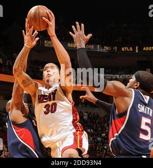 KEIN FILM, KEIN VIDEO, KEIN Fernsehen, KEINE DOKUMENTATION - Michael Beasley von Miami Heat quetscht sich zwischen zwei Atlanta Hawks-Verteidigern, darunter Josh Smith, rechts, in Spiel 6 der NBA Eastern Conference Playoffs in der AmericanAirlines Arena in Miami, FL, USA am 1. Mai 2009. Die Hitze besiegte die Hawks 98-72. Foto von Robert Duyos/Sun-Sentinel/MCT/Cameleon/ABACAPRESS.COM Stockfoto