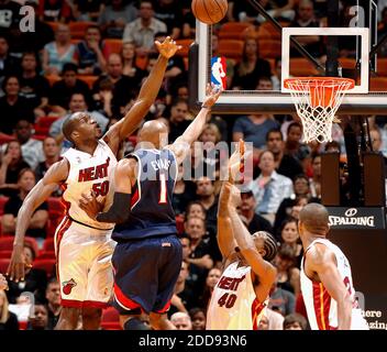 KEIN FILM, KEIN VIDEO, KEIN Fernsehen, KEINE DOKUMENTATION - Joel Anthony von Miami Heat versucht, eine Entlassung von Maurice Evans von Atlanta Hawks' in Spiel 6 der NBA Eastern Conference Playoffs in der AmericanAirlines Arena in Miami, FL, USA am 1. Mai 2009 zu blockieren. Die Hitze besiegte die Hawks 98-72. Foto von Robert Duyos/Sun-Sentinel/MCT/Cameleon/ABACAPRESS.COM Stockfoto