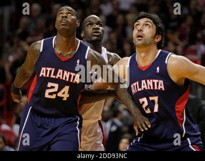 KEIN FILM, KEIN VIDEO, KEIN TV, KEINE DOKUMENTATION - Atlanta Hawks' Marvin Williams und Zaza Pachulia muskeln Miami Heat's Joel Anthony in Spiel 6 der NBA Eastern Conference Playoffs am 1. Mai 2009 in der AmericanAirlines Arena in Miami, FL, USA. Die Hitze besiegte die Hawks 98-72. Foto von Al Diaz/Miami Herald/MCT/Cameleon/ABACAPRESS.COM Stockfoto