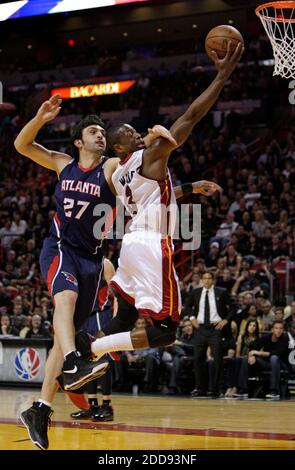 KEIN FILM, KEIN VIDEO, KEIN TV, KEIN DOKUMENTARFILM - Atlanta Hawks Zaza Pachulia fouls Dwyane Wade von Miami Heat im ersten Viertel der Playoffs der NBA Eastern Conference in der AmericanAirlines Arena in Miami, FL, USA am 1. Mai 2009. Die Hitze besiegte die Hawks 98-72. Foto von Al Diaz/Miami Herald/MCT/Cameleon/ABACAPRESS.COM Stockfoto