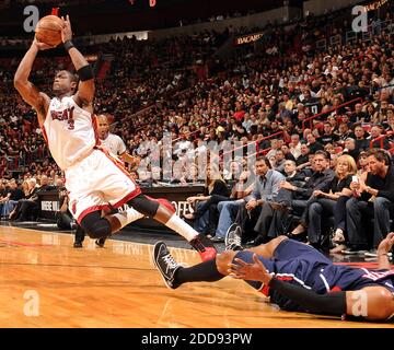 KEIN FILM, KEIN VIDEO, KEIN TV, KEIN DOKUMENTARFILM - Dwyane Wade von Miami Heat macht eine Aufnahme, da er am 1. Mai 2009 in Spiel 6 der NBA Eastern Conference in der AmericanAirlines Arena in Miami, FL, USA von Atlanta Hawks Maurice Evans in Foulierung gebracht wird. Die Hitze besiegte die Hawks 98-72. Foto von Robert Duyos/Sun-Sentinel/MCT/Cameleon/ABACAPRESS.COM Stockfoto