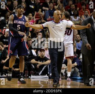 KEIN FILM, KEIN VIDEO, KEIN TV, KEIN DOKUMENTARFILM - Atlanta HawksJosh Smith reagiert auf ein technisches Foul in Spiel 6 der NBA Eastern Conference Playoffs gegen den Miami Heat in der AmericanAirlines Arena in Miami, FL, USA am 1. Mai 2009. Die Hitze besiegte die Hawks 98-72. Foto von Al Diaz/Miami Herald/MCT/Cameleon/ABACAPRESS.COM Stockfoto