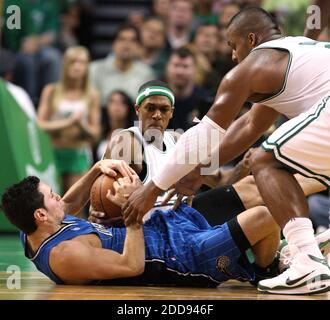 KEIN FILM, KEIN VIDEO, KEIN TV, KEINE DOKUMENTATION - ORLANDO MAGIC GUARD J.J. Redick (7) kämpft mit Boston Celtics Guard Rajon Rondo (9) und Stürmer Glen Davis (11) für einen losen Ball in der ersten Hälfte von Spiel 5 der NBA Eastern Conference Halbfinale bei TD Banknorth Garden in Boston, MA, USA am 12. Mai 2009. Die Celtics besiegten die Magie, 92-88. Foto von Gary W. Green/Orlando Sentinel/MCT/Cameleon/ABACAPRESS.COM Stockfoto