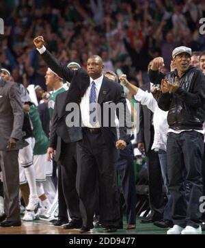 KEIN FILM, KEIN VIDEO, KEIN TV, KEINE DOKUMENTATION - Boston Celtics Cheftrainer Doc Rivers feiert als Wächter Ray Allen fällt ein 3-Zeiger, um die Führung spät im vierten Quartal gegen die Orlando Magic in Spiel 5 der NBA Eastern Conference Halbfinale bei TD Banknorth Garden in Boston zu nehmen, MA, USA am 12. Mai 2009. Die Celtics besiegten die Magie, 92-88. Foto von Gary W. Green/Orlando Sentinel/MCT/Cameleon/ABACAPRESS.COM Stockfoto