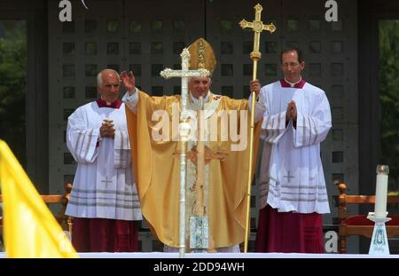 KEIN FILM, KEIN VIDEO, KEIN Fernsehen, KEIN DOKUMENTARFILM - Papst Benedikt XVI. Führt eine Messe außerhalb der Geburtskirche, die als Geburtsort Jesu verehrt wird, auf dem Manger Square in der Westjordanstadt Bethlehem, Israel am 13. Mai 2009. Papst Benedikt besuchte am Mittwoch das von Israel besetzte Westjordanland, um seine Forderungen nach einem unabhängigen palästinensischen Staat und der Aufhebung des israelischen Embargos gegen Gaza zu bekräftigen. Foto von Miriam Alster/Flash 90/MCT/ABACAPRESS.COM Stockfoto