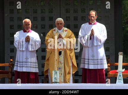 KEIN FILM, KEIN VIDEO, KEIN Fernsehen, KEIN DOKUMENTARFILM - Papst Benedikt XVI. Führt eine Messe außerhalb der Geburtskirche, die als Geburtsort Jesu verehrt wird, auf dem Manger Square in der Westjordanstadt Bethlehem, Israel am 13. Mai 2009. Papst Benedikt besuchte am Mittwoch das von Israel besetzte Westjordanland, um seine Forderungen nach einem unabhängigen palästinensischen Staat und der Aufhebung des israelischen Embargos gegen Gaza zu bekräftigen. Foto von Miriam Alster/Flash 90/MCT/ABACAPRESS.COM Stockfoto