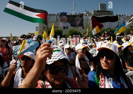 KEIN FILM, KEIN VIDEO, KEIN Fernsehen, KEIN DOKUMENTARFILM - Papst Benedikt XVI. Führt eine Messe außerhalb der Geburtskirche, die als Geburtsort Jesu verehrt wird, auf dem Manger Square in der Westjordanstadt Bethlehem, Israel am 13. Mai 2009. Papst Benedikt besuchte am Mittwoch das von Israel besetzte Westjordanland, um seine Forderungen nach einem unabhängigen palästinensischen Staat und der Aufhebung des israelischen Embargos gegen Gaza zu bekräftigen. Foto von Miriam Alster/Flash 90/MCT/ABACAPRESS.COM Stockfoto