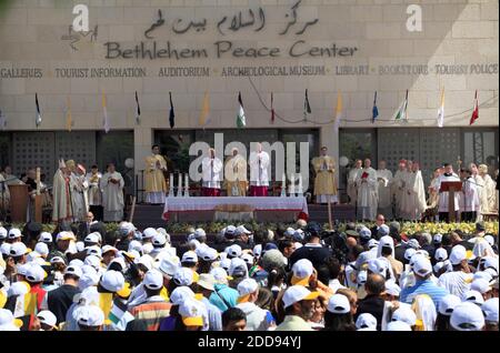 KEIN FILM, KEIN VIDEO, KEIN Fernsehen, KEIN DOKUMENTARFILM - Papst Benedikt XVI. Führt eine Messe außerhalb der Geburtskirche, die als Geburtsort Jesu verehrt wird, auf dem Manger Square in der Westjordanstadt Bethlehem, Israel am 13. Mai 2009. Papst Benedikt besuchte am Mittwoch das von Israel besetzte Westjordanland, um seine Forderungen nach einem unabhängigen palästinensischen Staat und der Aufhebung des israelischen Embargos gegen Gaza zu bekräftigen. Foto von Miriam Alster/Flash 90/MCT/ABACAPRESS.COM Stockfoto