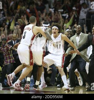 KEIN FILM, KEIN VIDEO, KEIN Fernsehen, KEINE DOKUMENTATION - die Cleveland Cavaliers feiern, nachdem LeBron James (23) den spielgewinnenden Schuss gegen die Orlando Magic in Spiel 2 des NBA Eastern Conference Finals in Quicken Loans Arenain Cleveland, OH, USA am 22. Mai 2009 gemacht hat. Foto von Gary W. Green/Orlando Sentinel/MCT/Cameleon/ABACAPRESS.COM Stockfoto