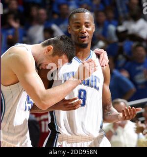 KEIN FILM, KEIN VIDEO, KEIN Fernsehen, KEINE DOKUMENTATION - die Orlando Magic Spieler Hdo Turkoglu, Left und Rashard Lewis feiern am 24. Mai 2009 in der Amway Arena in Orlando, FL, USA, einen Sieg von 99-89 über die Cleveland Cavaliers in Spiel 3 der NBA Eastern Conference Finals. Die Magie besiegte die Kavaliers, 99-89. Foto von Gary W. Green/Orlando Sentinel/MCT/Cameleon/ABACAPRESS.COM Stockfoto
