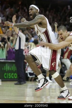 KEIN FILM, KEIN VIDEO, KEIN Fernsehen, KEIN DOKUMENTARFILM - LeBron James von Cleveland Cavaliers reagiert, nachdem er am 22. Mai 2009 in der Quicken Loans Arena in Cleveland, OH, USA, den siegreichen Schuss gegen die Orlando Magic in Spiel 2 der NBA Eastern Conference gedreht hat. Foto: Phil Masturzo/Akron Beacon Journal/MCT/Cameleon/ABACAPRESS.COM Stockfoto