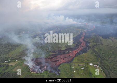 Handout Foto aufgenommen am 19. Mai 2018 von KÄ«lauea Vulkan - Channelized Lava Flow. Aus der länglichen Spalte 16-20 (rechts oben) tritt kanalisierte Lava hervor. Foto aufgenommen am 19. Mai 2018, um 8:18 UHR HST. Foto von usgs via ABACAPRESS.COM Stockfoto