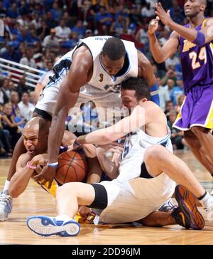 KEIN FILM, KEIN VIDEO, KEIN TV, KEINE DOKUMENTATION - Orlando Magic Spieler Dwight Howard (12) und Hdo Turkoglu (12) kriechen für den Ball mit den Los Angeles Lakers Derek Fisher während des dritten Quartals von Spiel 5 der NBA Finals in der Amway Arena in Orlando, FL, USA am 14. Juni 2009. Los Angeles Lakers gewann 99-86. Foto von Gary W. Green/Orlando Sentinel/MCT/Cameleon/ABACAPRESS.COM Stockfoto