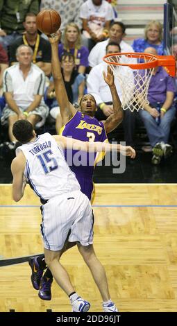 KEIN FILM, KEIN VIDEO, KEIN TV, KEIN DOKUMENTARFILM - Orlando Magic Forward Hdo Turkoglu sieht an, wie der Los Angeles Lakers' Trevor Ariza eine Aufnahme während der ersten Halbzeit-Action in Spiel 5 der NBA-Finals in der Amway Arena in Orlando, FL, USA am 14. Juni 2009 auflegt. Los Angeles Lakers gewann 99-86. Foto von Jacob Langston/Orlando Sentinel/MCT/Cameleon/ABACAPRESS.COM Stockfoto
