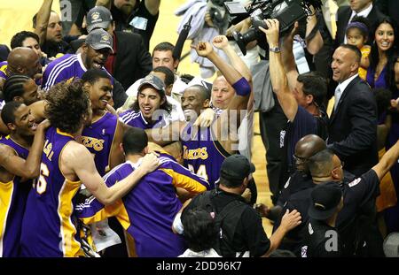KEIN FILM, KEIN VIDEO, KEIN Fernsehen, KEINE DOKUMENTATION - Kobe Bryant, Mitte von Los Angeles Lakers und seine Teamkollegen feiern, nachdem sie den Orlando Magic, 99-86, in Spiel 5 der NBA Finals in der Amway Arena in Orlando, FL, USA, am 14. Juni 2009 besiegt haben. Los Angeles Lakers gewann 99-86. Foto von Jacob Langston/Orlando Sentinel/MCT/Cameleon/ABACAPRESS.COM Stockfoto
