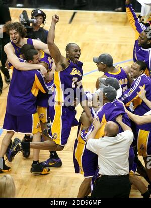KEIN FILM, KEIN VIDEO, KEIN Fernsehen, KEINE DOKUMENTATION - Kobe Bryant (24) von Los Angeles Lakers und seine Teamkollegen feiern den Gewinn der NBA-Meisterschaft mit einem 00-86-Sieg über den Orlando Magic in Spiel 5 der NBA-Finals in der Amway Arena in Orlando, FL, USA am 14. Juni 2009. Los Angeles Lakers gewann 99-86. Foto von Jacob Langston/Orlando Sentinel/MCT/Cameleon/ABACAPRESS.COM Stockfoto