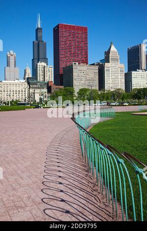 Willis Tower und die Skyline von Buckingham Fountain im Grant Park, Chicago, Illinois, USA Stockfoto